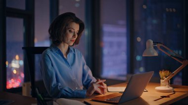 Müdür, gece ofis kapanışında işi bitirir. Ciddi bir iş kadını, karanlık bir iş yerinde fazla mesai yapmaya gerek duymadan bilgisayar kapağını kapatıyor. Seçkin bir kadın serbest yazar. Akşamları uzak iş projesini bitiriyor..