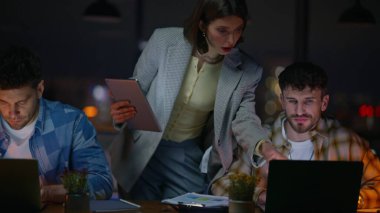 Karanlık ofis tasarım ajansındaki iş uzmanları danışmanlık yapıyor. Zarif, zeki iş kadını yöneticiye işi açıklıyor. Yenilikçi genç takım arkadaşları içeride fikirleri tartışıyor.