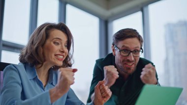 Şaşırtıcı ortaklar modern ofiste beş sevindirici iş zaferi kazandırıyor. Gülümseyen meslektaşlar dizüstü bilgisayar projesini başarıyla tamamladı. İş yerindeki başarıyı kutlayan aşırı neşeli takım arkadaşları..