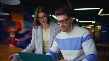 Gülümseyen takım arkadaşları videosu yaratıcı iş yerinde dizüstü bilgisayara bakan webcam 'i arıyor. Ajans ofisindeki çevrimiçi konferansta konuşan mutlu iki meslektaşım. Birkaç ortak uzak iş görüşmelerinden memnun kaldı 