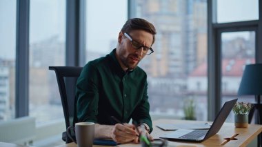 Müdür, şirket ofisindeki stresli işten memnun değil. Endişeli iş adamı defterdeki girişleri karalıyor ve gözlüğünü çıkarıyor. Sorunlu çalışanlar zor iş sorunları yüzünden gerginlik hissediyorlar.