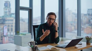 Ofis panoramik penceresinde telefonla konuşan ciddi bir işadamı. Kendine güvenen bir yönetici cep telefonuyla rapor sunuyor. Sakallı çalışan cep telefonu okuma belgelerini arıyor..