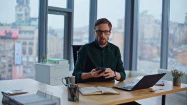 Müdür, modern bir ofiste çalışmaktan rahatsız olmaya başladı. Sinirli iş adamı masadaki akıllı telefon notlarına cevap veriyor. Sinirli çalışan içeride cep telefonu konuşmasından memnun değil..