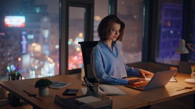 Gece çalışıp dizüstü bilgisayarı yakından inceleyen mutlu bir girişimci. Gülümseyen iş kadını mali raporları kontrol ediyor iş sonuçlarını tatmin ediyor. Neşeli yönetici ofiste proje belgelerini okuyor