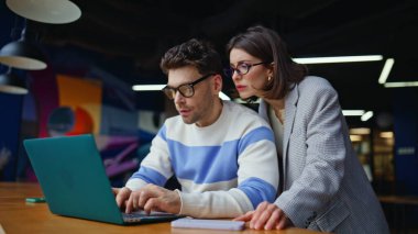 Gergin yöneticiler ofis dizüstü bilgisayarının kapanmasına tepki veriyorlar. Gergin meslektaşlar, projeden memnun kalmadılar. Parlak iç kısımda endişe duyuyorlar. İş kaybından şikayet eden kızgın ortaklar