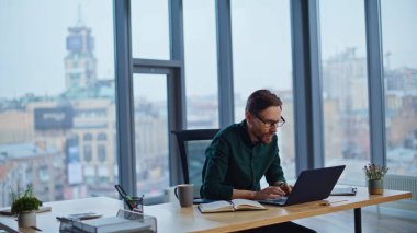 Dizüstü bilgisayarda e-posta okuyan heyecanlı iş adamı modern çalışma alanının tadını çıkarıyor. Fotokopi defterine harika haberler yazan çok mutlu bir menajer. Şaşkınlık içindeki çalışanlar, şirket ofisindeki başarılarını kutluyor.
