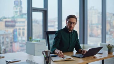 Lüks ofisindeki profesyonel başlangıç stratejisi daktilo bilgisayarı. Ciddi bir iş adamı iş yerinde internetten bilgi arıyor. Sakallı yönetici masadaki akıllı telefonu kontrol ederek not alıyor..
