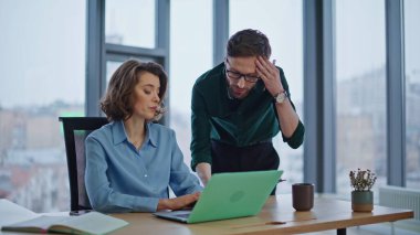 İş arkadaşları şirket ofisine dizüstü bilgisayarla bakmakla meşguller. Endişeli iş kadını yanlışlıkla erkek yöneticiye şikayet ediyor. İki takım arkadaşı iş projesi sorununu tartışıyor.