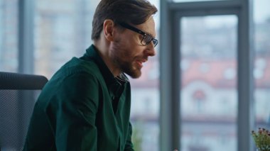 Şirket lideri web cam dizüstü bilgisayara merhaba diyor. Modern ofis kapanışında iş videosu başlatılıyor. İnternetteki toplantıda konuşan gözlüklü profesyonel bir iş adamı. Sakallı menajer işi açıklıyor.