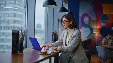 Gözlüklü smm uzmanı kafeteryada dizüstü bilgisayarı karıştırıyor ve yaratıcı projeyi kapatmayı düşünüyor. Parlak Kafe 'de ciddi bir kadın çalışıyor. Uzaktan kumandayı yazan mutlu esmer yönetici kendini başarılı hissediyor