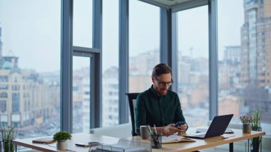 Fotokopi defterindeki zengin CEO yazıları hafif ofis içi şirketler kuruyor. Kendine güvenen işadamı işyerinde verimli iş akışından hoşlanır. Sakallı yönetici dizüstü bilgisayar projesinde çalışıyor.
