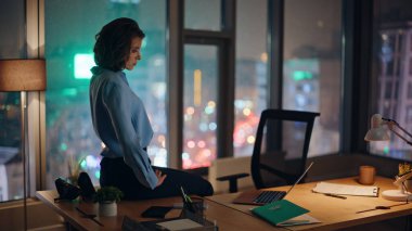 Girişimci gece geç saatlerde dizüstü bilgisayarında proje üzerinde çalışıyor. Zarif bir iş kadını geceleri masa başında bilgisayar başında oturuyor. Ciddi işçi planlama çevrimiçi başlatılması karanlık işyerinde.