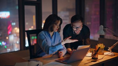 Yaratıcı ekip fazla mesai yapıyor. Lamba ışığında dizüstü bilgisayarı birlikte arıyorlar. Gülümseyen iş kadını iş adamıyla fikir paylaşıyor. Hevesli meslektaşlar akşam üzeri online projeyi tartışıyorlar.