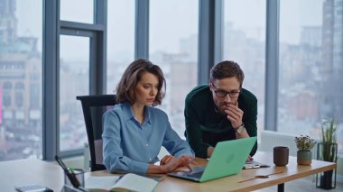 Şaşırmış meslektaşlar iş yerindeki dizüstü bilgisayarlarda harika haberler okumaktan zevk alırlar. Mutlu iş arkadaşları iş dünyasının başarılı görünümlü bilgisayarını kutluyor. Heyecanlı takım arkadaşları beş kutlama projesi başarısı sunuyor.