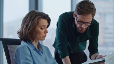 Ciddi patron, yöneticiye şirketin çalışma alanındaki rapor verilerini soruyor. Ofiste mali belgeleri tartışmakla meşgul meslektaşlarım var. İş kadını dizüstü bilgisayarda sakallı CEO ile konuşuyor.