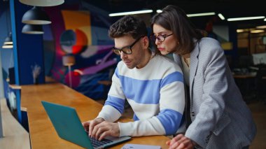 Stresli iş arkadaşları modern ofiste bilgisayar ekranına bakıyor. Gergin iş arkadaşları, yaratıcı ajanstaki dizüstü bilgisayarlarını kapatamadılar. Şirket ekibi para kaybedilen e- postayı alıyor