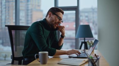 Girişimci, iş yerinde dizüstü bilgisayarla konuşmaktan hoşlanır. Gülümseyen iş adamı akıllı telefonu arıyor ve başarılı bir girişimi tartışıyor. Mutlu yönetici cep telefonuyla iyi haber duyma gözlüğünü çıkar.