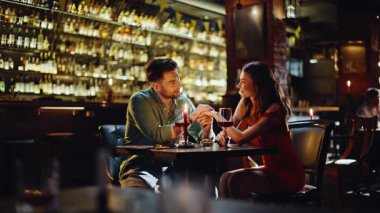 Modern Dark Lokantası 'nda sevgili çift buluşması. Romantik bir buluşmada kadının elini tutan şefkatli bir adam aşktan bahsediyor. Mutlu aşıklar lüks barda mahrem duyguların tadını çıkarıyor..