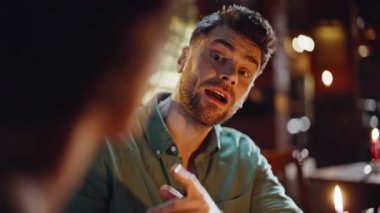 Barda sohbet eden gülümseyen öğrenciler hafta sonunu birlikte geçiriyorlar. Yakın çekim. Sakallı adam arkadaşlarıyla konuşuyor ve gece barında haberleri tartışıyor. Rahatlamış genç dostlar restoranın içinde toplanıyor..