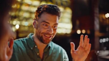 Neşeli meslektaşlar barda toplanıp gevşemiş dostça iletişimin keyfini çıkarıyorlar. Grup arkadaşları karanlık restoranda şakalaşıp gülüyorlar. Gülümseyen mutlu insanlar hafta sonu barda buluşuyorlar..