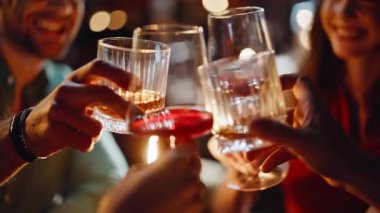 Yakın arkadaşlar gece barında kadeh kaldırıyor. Lüks bir restoranda içki kutlayan mutlu grup gençleri. Neşeli meslektaşlar, akşam meyhanede toplanıp içki içiyorlar..
