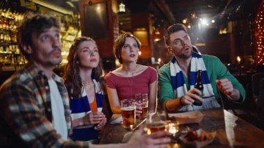 Grup arkadaşları, maç boyunca modern barda oturup bira içmekten bıktılar. Dikkatli spor hayranları birlikte Dark Bar 'da televizyon yarışması izliyorlar. Duygusal insanlar futbol takımını hayal kırıklığına uğrattı..