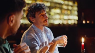 Neşeli grup arkadaşları hafta sonu karanlık barda oturup gülüyorlar. Mutlu iki çift, kafede kaygısızca toplanarak eğleniyor. Gülümseyen gençler modern restoranda flört ediyorlar..