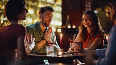 Gülümseyen arkadaşlar samimi, resmi olmayan bir atmosferde restoranı rahatlatıyorlar. Mutlu arkadaşlar hafta sonu barda buluşmanın keyfini çıkarıyorlar. Kaygısız gençler barda iletişim kuruyor..