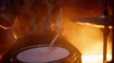 Modern gece barında rock konserinde davul çalan yetenekli bir adam. Hevesli müzisyen adam gece kulübünde bas ritmi sergiliyor. Profesyonel davulcu perküsyon enstrümanının sesini sever