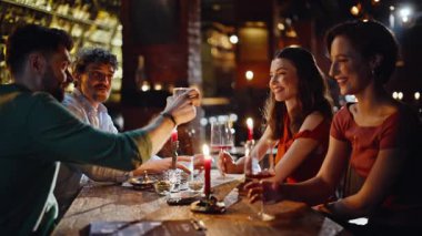 Dost canlısı milenyum kuşakları gece boyunca modern bir barda toplanıyor. Gülümseyen arkadaşlar kaygısız toplantıda içki içerek kadeh kaldırıyorlar. Mutlu iki çift lüks restoranda buluşuyor..