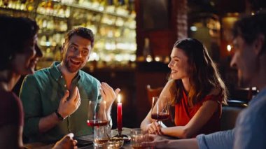 Grup milenyumu hafta sonu akşam kapanışında barda toplanıyor. Gülücükler saçan arkadaşlar lüks karanlık restoranda takılmaktan keyif alıyorlar. Kulüpte birlikte rahatlayan mutlu insanlar. Arkadaşlık kavramı