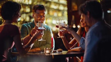 Gençler hafta sonları bardaklarını tokuşturup yakınlaşıyorlar. Dark Cozy kafeteryasında romantik bir akşam yemeğinde tanışan mutlu çiftler. Grup arkadaşları konuşuyor. Restoranda kırmızı şarap içiyorlar..