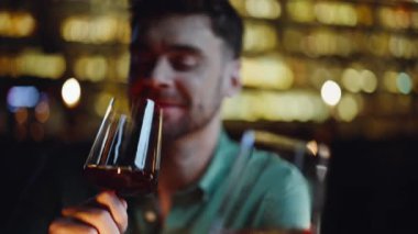 Sevgilisi, samimi bir kafede kız arkadaşına gülümseyen bir şarap içiyor. Sevilen kadınla kadeh tokuşturup romantik bir randevuyu karanlık bir restoranda geçiren şefkatli bir adam. Sevgi dolu eş, kız eli..