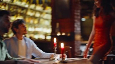 Kadınlar çiftler buluşmasına iki yakışıklı adamla yakın arkadaş olarak gelir. Modern kafede akşam buluşmasında gülümseyen gençler el sıkışıyor. Lüks restoranda mutlu grup romantik buluşmaları..