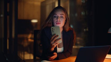 Gece işkadını ofis çalışma alanındaki cep telefonundan mesaj okuyor. Rahat bir kadın cep telefonuyla sosyal medyaya e-posta atıyor. Çok çalışan yönetici tek başına akıllı telefonla rahatlıyor. 