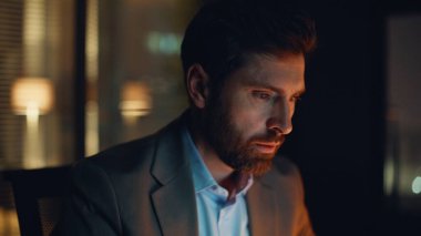 Ciddi yönetmen geç saatlere kadar portre üzerinde çalışıyor. Sinirli bir çalışan akşam ofisinde el hareketi yapıyor. Hayal kırıklığına uğramış iş adamı sorunlara üzülüyor. Hüsrana uğramış patron, kötü haberleri okuyor ve yüzlerine dokunuyor.