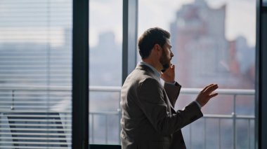 Endişeli avukat lüks panoramik dolabın önünde cep telefonuyla konuşuyor. Ciddi bir iş adamı cep telefonuyla ev içi aramayı tartışıyor. Takım elbiseli CEO duygusal olarak hücrede konuşuyor. 