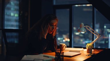 Ofis çalışanı, kurumsal çalışma alanının içinde uzun saatler boyunca alnına dokunmaktan yoruldu. Gece vardiyasında tek başına dinlenen bir yönetici. İşlerini bitiren yakılmış profesyonel bir görev.