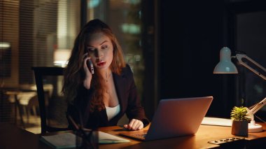 Karanlık iş yerinde eski müdür akıllı telefondan konuşuyor. Ciddi kadın avukat, gece vardiyasında çalışan bir müşteriye danışmanlık yapıyor. Odaklanmış iş kadını not defterine notlar koyarak haberleri tartışıyor