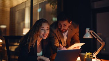 Ofis galipleri, başlangıçta başarıya sevinerek karanlık işyerinde beş kişiyi kapatıyorlar. Mutlu iş ortakları geceleri dizüstü bilgisayar izlemekten çok memnun olurlar. Heyecanlı iş adamları başarılı bir işin tadını çıkarıyor