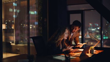 Geç dönem ofis çifti bilgisayar çekimlerinde birlikte başarı kazandıkları için seviniyor. Aşırı neşeli pazarlama yöneticileri akşam işyerinde beşlik çakıyor. Geceleri duygularını gösteren tatmin olmuş meslektaşlar.