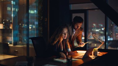 Stresli profesyoneller, karanlık ofiste fazla mesai yapınca mali zarar sıkıntısı çekiyorlar. Gergin iş ekibi iş yerinde iş başarısızlığını hayal kırıklığına uğrattı. Sinirli meslektaşlar içeride karar vermeye çalışıyor. 