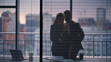 Siluet meslektaşları panorama vitrininde yükseltilmiş ses tonuyla tartışıyorlar. Bilinmeyen şirket yöneticileri birlikte duygusal çözüm arıyor. Gergin iş adamları kağıt atıyor 