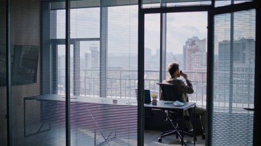 Başarılı bir iş adamı, vitrinde oturup kahve içiyor. Sakallı, dalgın CEO iş yerinde sıcak içecekten hoşlanır. Şehir manzarasına bakan takım elbiseli rahat bir adam. 