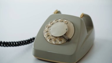 Eller, evdeki iletişim için sabit telefonu kullanıyor. Tanımlanamayan adam, alıcının eski telefon numarasını alıp, döner mekanizmada çeviriyor. 90 'ların mekanik teknolojisi kapalı alanda.
