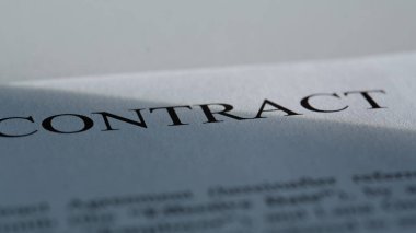 Modern masa yüzeyinde yasal evrak işi var. Şirket formu, güneşli ofis iş yerinde imzalanmak üzere ayarlandı. Parlak iş ortamı konsepti içinde resmi anlaşma belgesi