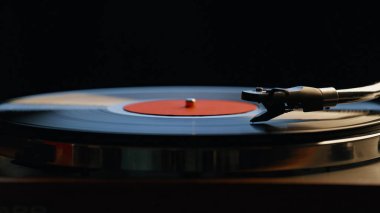 Gece odasındaki vinil pikabı kapatıyorum. Tanımlanamayan bir adam içeride lp rekorunu kırarak iğneyi alıyor. Evde gramofondan klasik müzik dinleyen bilinmeyen bir meloman. Eski tarz.