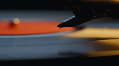 Yakın çekim iğnesi retro plağa dokunuyor ve karanlık odada melodi çalmaya başlıyor. Macro view stili sakin bir ortamda dönen diske yavaşça iniyor. Klasik gramofon kapalı alanda klasik müzik icra ediyor..