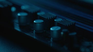 Modern teknolojik cihazların içinde Macro view teknoloji cihaz yapısı. Karanlık uzayda bilgisayar işlemcisinin yakın çekim detayları. Ana kartın elektronik unsurları içeride. Şema düzeni dijital donanım.