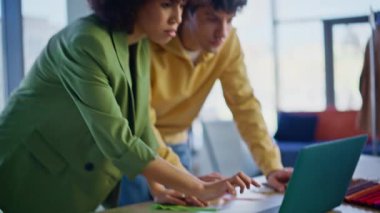 Heyecanlı profesyoneller tasarım ajansına beş tane duygusal görünümlü dizüstü bilgisayar veriyorlar. Çok ırklı insanların başarıya sevinmesine şaşırdım. Mutlu tasarımcılar moda projesinin tadını çıkarıyor.